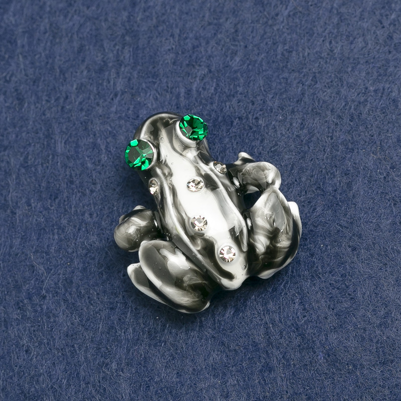 Broșă în formă de broască din metal argintiu, cu strasuri și email, 28×30 mm +