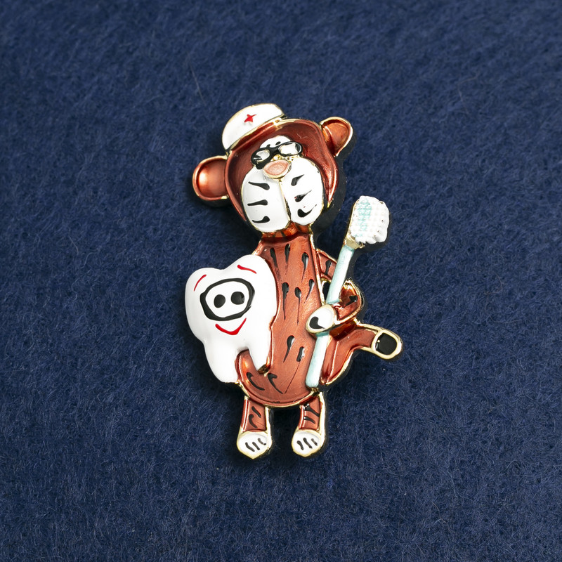 Broșă Urs Dentist, metal auriu și email, 50x30 mm +