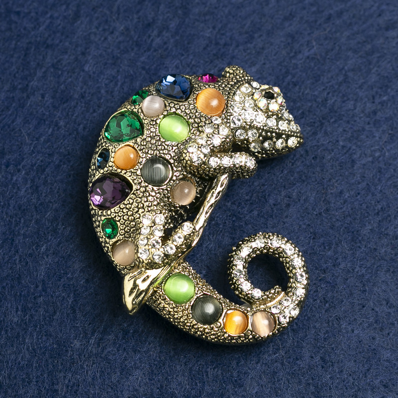 Broșă Chameleon cu metal auriu, ochi de pisică și strasuri, 52x46 mm +