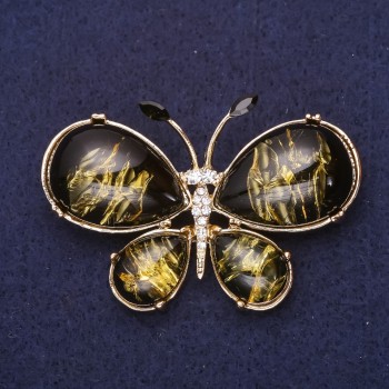 Broșă Fluture cu strasuri albe și imitație de chihlimbar (artificial) 56x36 mm, metal galben