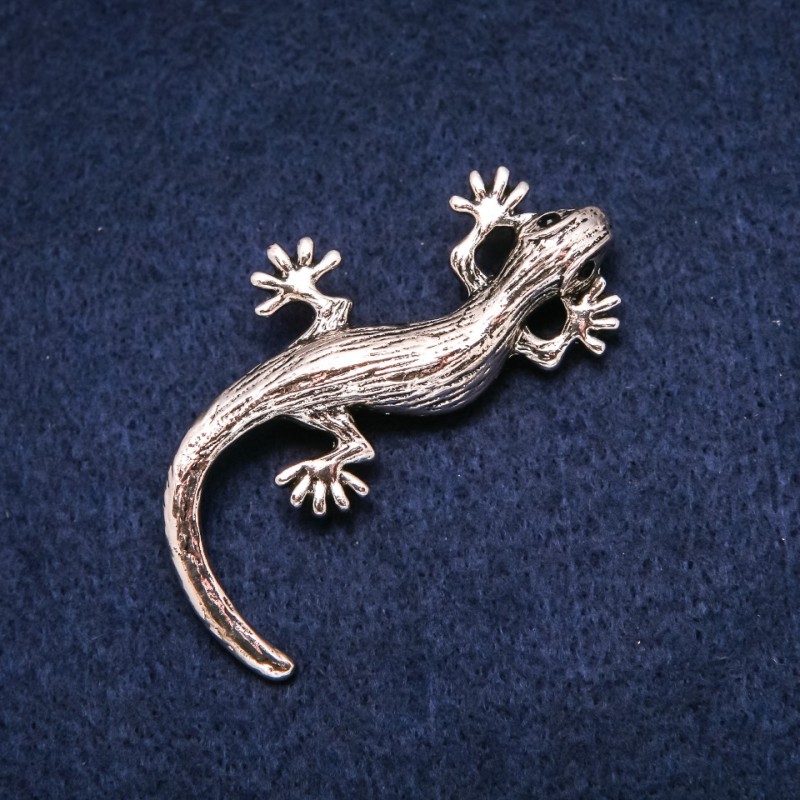 Broşă şopârlă din metal argintiu, cu cristale negre, 38×57 mm
