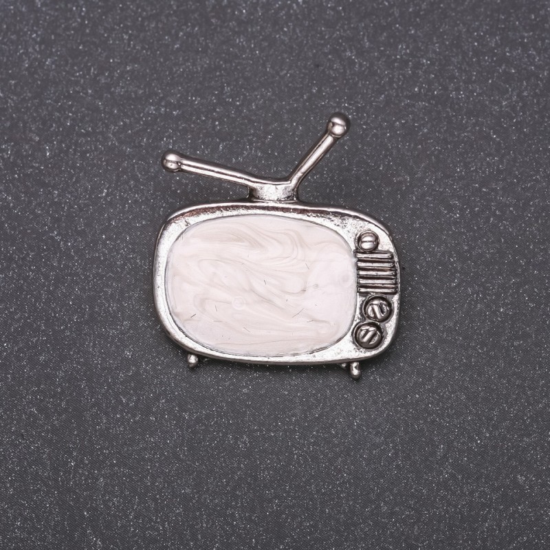 Broșă Televizor, email alb, metal gri, 25×26 mm