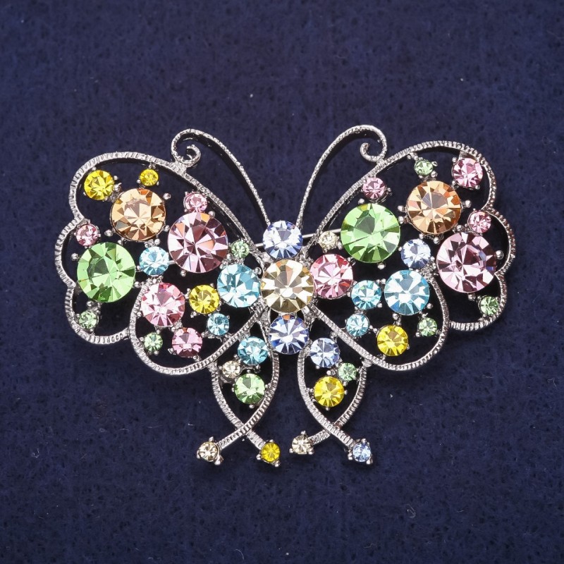 Broșă fluture cu strasuri, culori roz, albastru deschis, verde, galben, 63×47 mm, metal argintiu