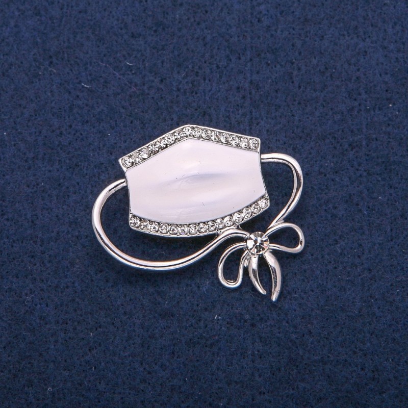 Broșă‑pandantiv Masca, email alb și strasuri, metal argintiu 37×41 mm