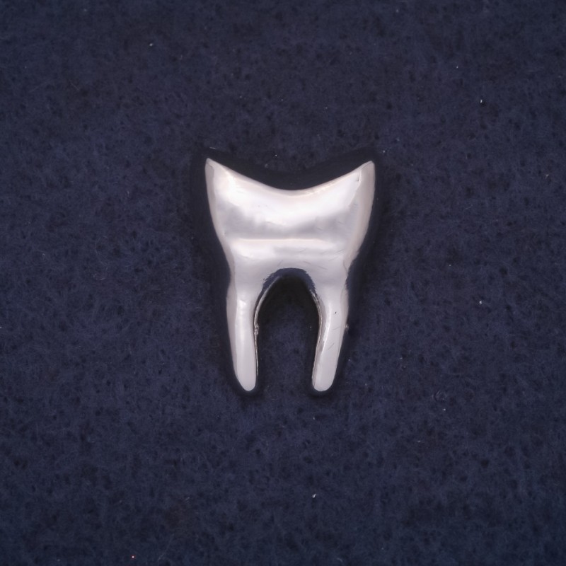 Broșă dinte, 18×22 mm, culoare argintie