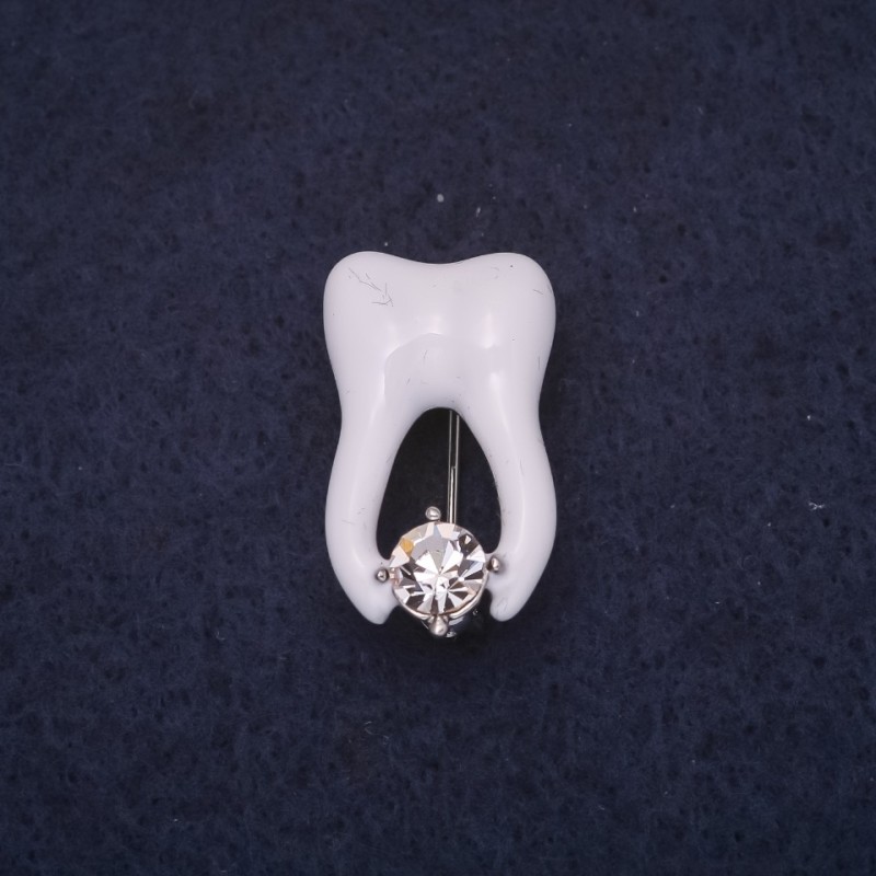 Broșă în formă de dinte, 25×15 mm, email alb, metal argintiu