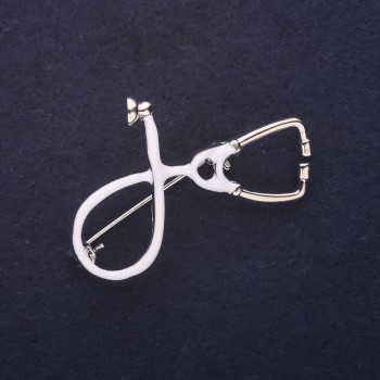 Broșă stetoscop email alb, 44×30 mm, metal argintiu