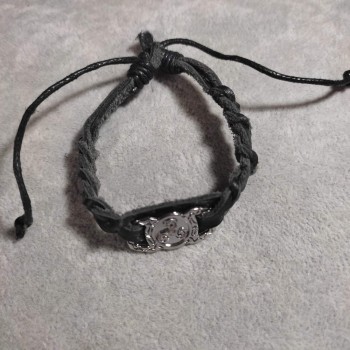 Brățară cu inserție metalică Assorti, lungime 18-22 cm, grosime 10 mm, piele ecologică, culoare neagră, cu închidere prin strângere