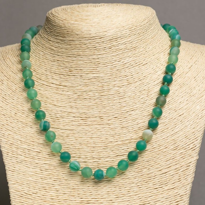 Colier din agat verde mat, diametrul de 8 mm, lungimea 49–51 cm