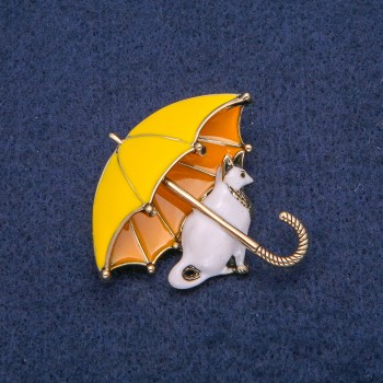 Broșă pisicuță sub umbrelă 43×44 mm email