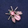 Broșă fluture cu ochiul pisicii roz și strasuri, 33×34 mm, metal cu nuanță aurie