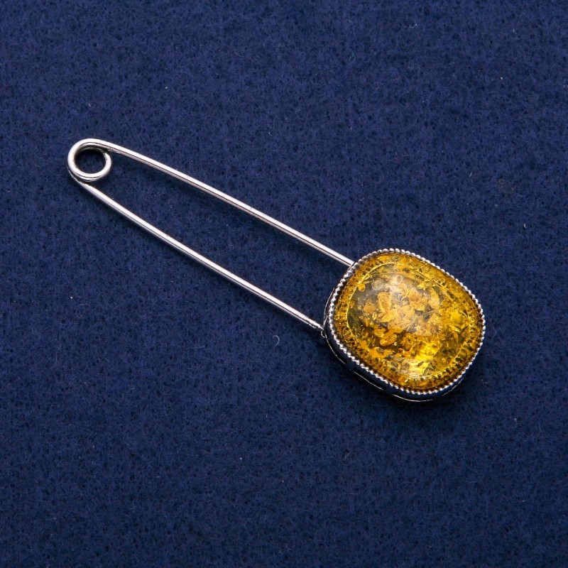 Broșă cu ac, cabochon din chihlimbar sintetic, 22x77 mm, metal argintiu