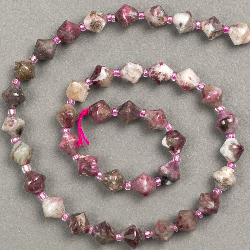 Mărgele pe șnur din piatră naturală turmalin, tăiate în romb, 8×8 mm, lungime 39 cm, +/- inserții de mărgele 3×3 mm