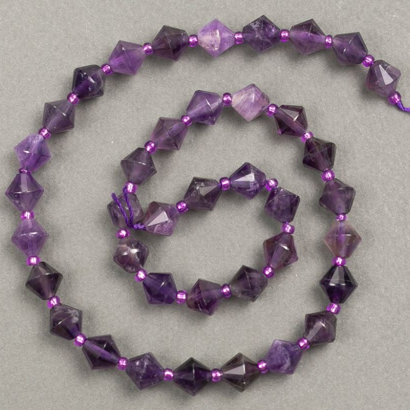 Mărgele din ametist natural, tăiate în romb, pe șnur, diametru 8,5 × 8,5 mm, lungime 38 cm +/- (mărgele de 3 × 3 mm incluse)