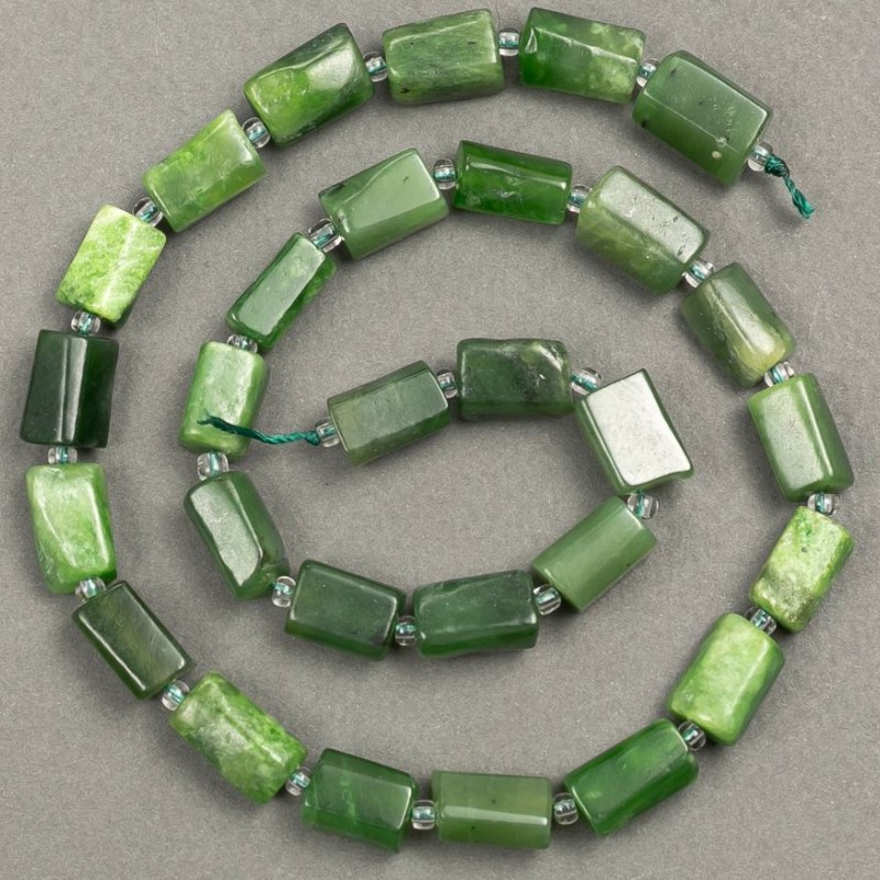 Mărgele pe șnur din piatră naturală Jadeit, tăiate, diametrul 12–10×7 mm, lungime 40 cm ± (cu mărgele 3×2 mm)
