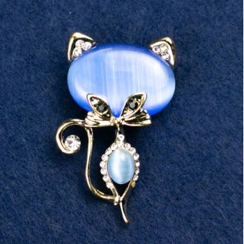 Broșă «Pisicuță ochi de pisică» culoare albastru deschis, cu strasuri albe, 45×28 mm, metal galben