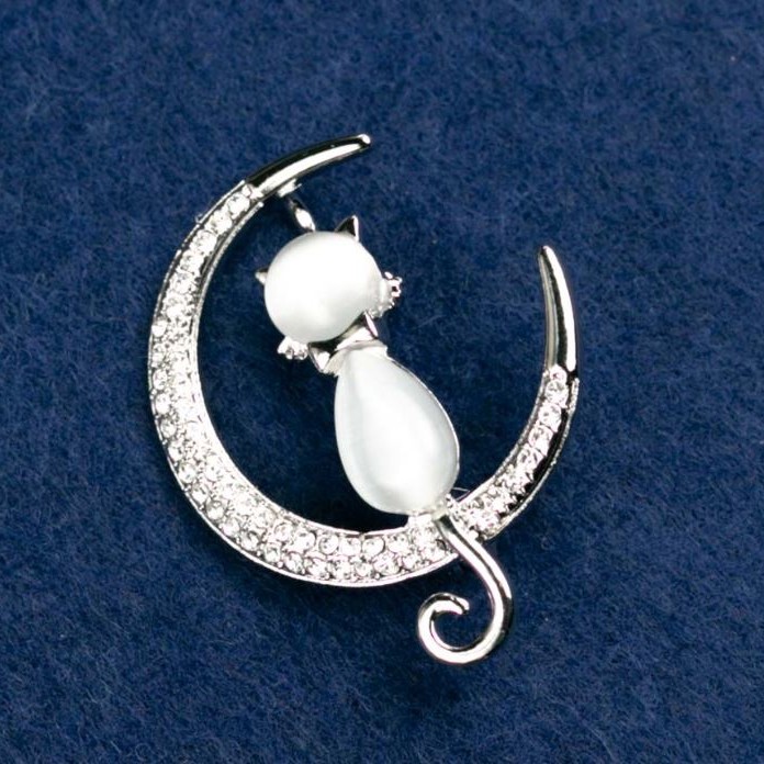 Broșă pisicuță cu ochi de pisică gri, cu cristale albe, 39×31 mm, metal argintiu