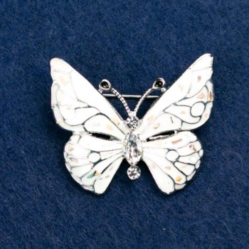Broșă «Fluture» cu strasuri albe, email alb cu halotită, culoare metal argintiu 38×31 mm