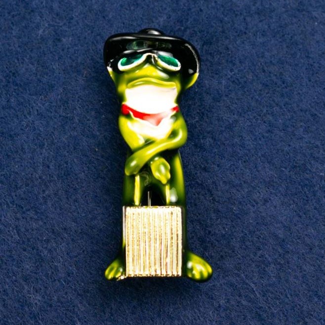 Broșă cu pandantiv «Broasca cu valiză» email verde, metal de culoare aurie 45×18mm +