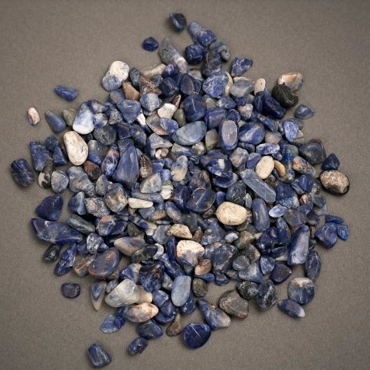 Furnitură din cioburi de sodalit fără găuri, d 12x7–7x5 mm, ± 100 g