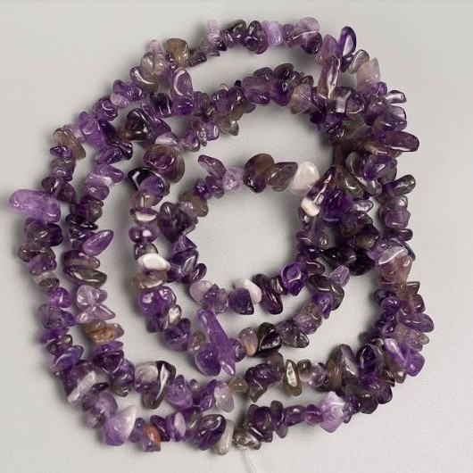 Mărgele pe ață din piatră naturală ametist, fragmente, dimensiuni 13×5–5×3 mm (±), lungime 80 cm