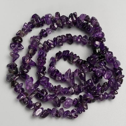 Mărgele pe fir din piatră naturală – ametist, cioburi, dimensiuni aproximative 13×7–7×4 mm, lungime 78 cm
