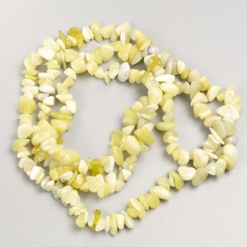 Mărgele din jadit, cioburi, pe șnur lung, dimensiuni 7–10 × 3–5 mm, lungime aproximativă 80 cm