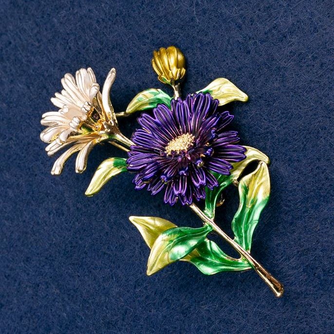 Broșă-pendentă cu flori de margaretă email, metal auriu 63×50 mm