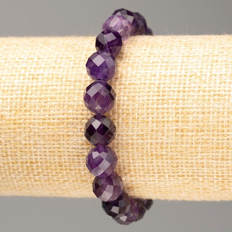 Brățară din piatră naturală ametist, mărgele tăiate rotunde, diametrul 10 mm, lungime 18 cm, pe elastic.