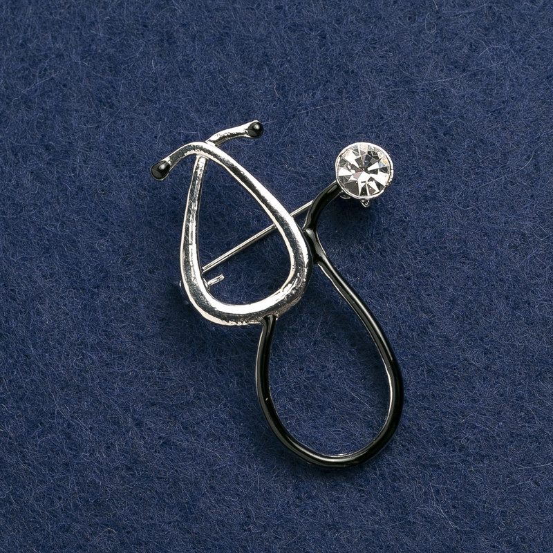 Broșă stetoscop neagră cu piatră albă, metal argintiu 44×29 mm
