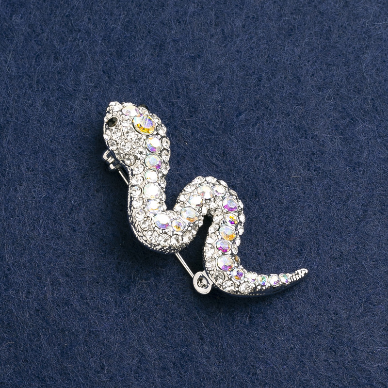 Broșă «Șarpe» cu strasuri albe și roz, metal argintiu 45x22 mm