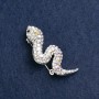 Broșă «Șarpe» cu strasuri albe și roz, metal argintiu 45x22 mm