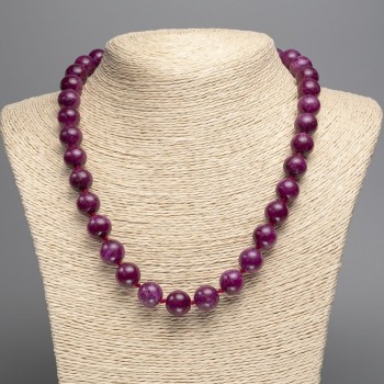 Colier bordo «Turmalină» din mărgele netede, diametrul 10 mm, lungime 50 cm, din nefrit alb sintetic colorat