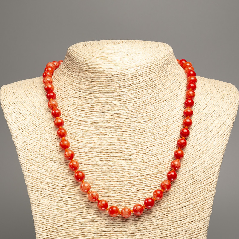 Colier «Coral roșu» cu mărgele netede, diametrul 8 mm, lungime 50 cm, din nefrit alb (colorat sintetic)