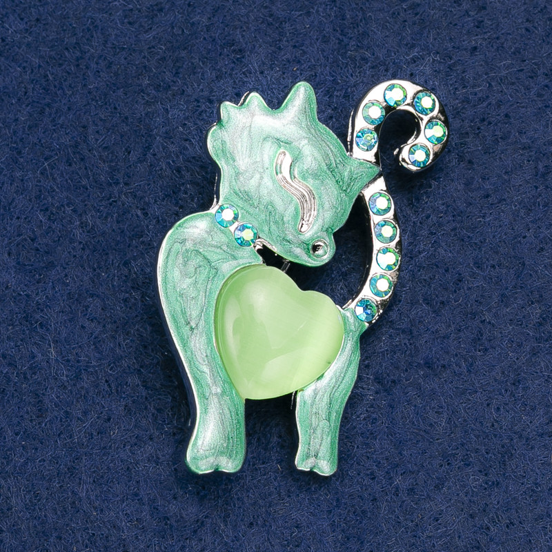 Broșă Pisicuță cu sidef verde, cu strasuri verzi, metal argintiu 47×28 mm