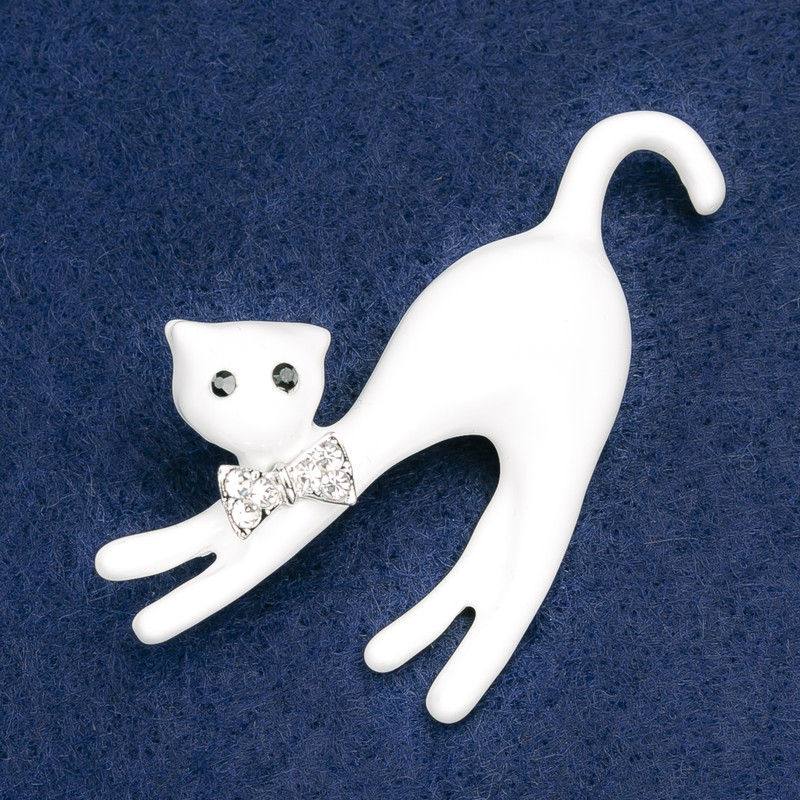 Broșă pisicuță acril alb, cu strasuri albe, metal argintiu, 66×41 mm