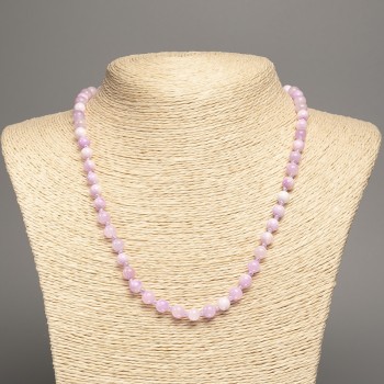 Colier «Culorile verii» alb-liliac, bile netede, diametrul de aproximativ 6 mm, lungime de aproximativ 50 cm, din nefrit alb (colorat sintetic)