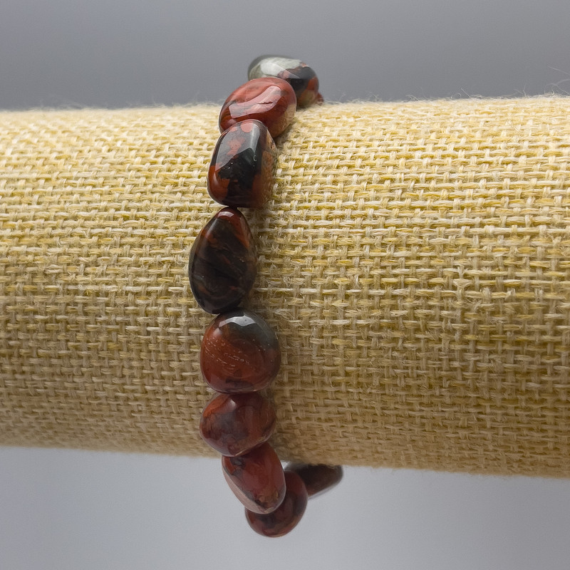 Brățară din jasper roșu, piatră naturală, mărgele fațetate, diametrul 8×13 mm +/-, lungime 18 cm (pe elastic)