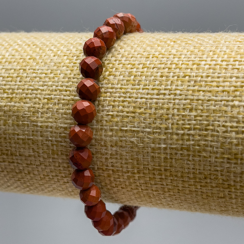 Brățară din jasper roșu, piatră naturală, mărgele tăiate, diametrul de 6 mm +/-, lungime 18 cm (elastic)