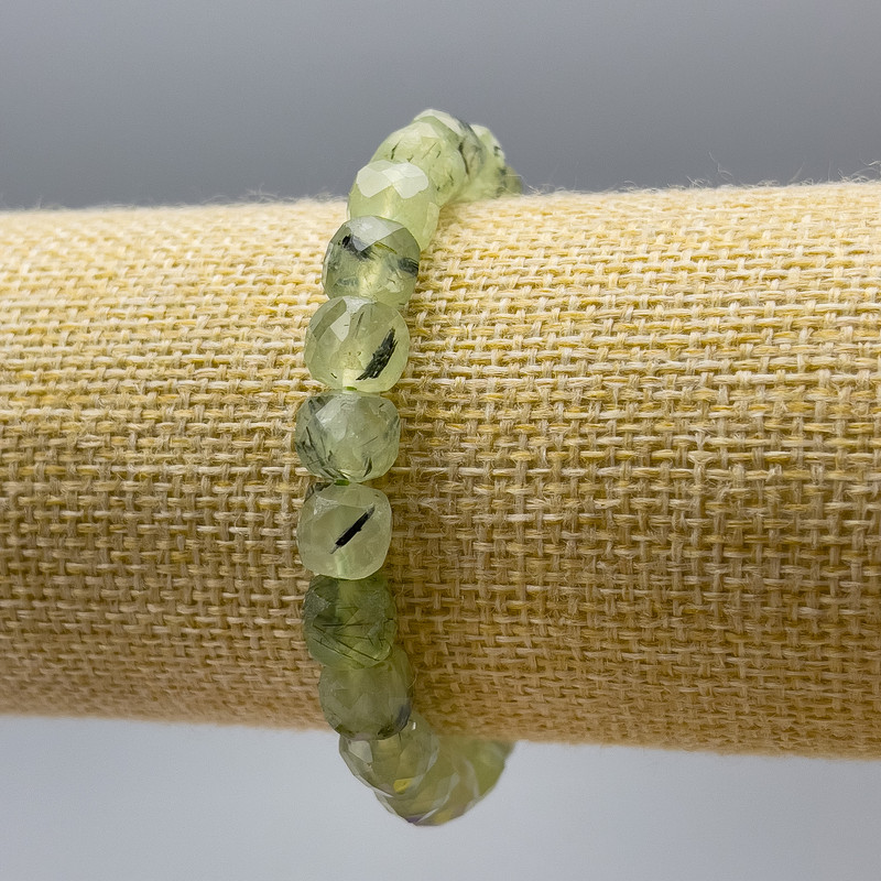Brățară din prehnit natural, cuburi tăiate, diametrul de 8 mm, lungime 18 cm (elastic)