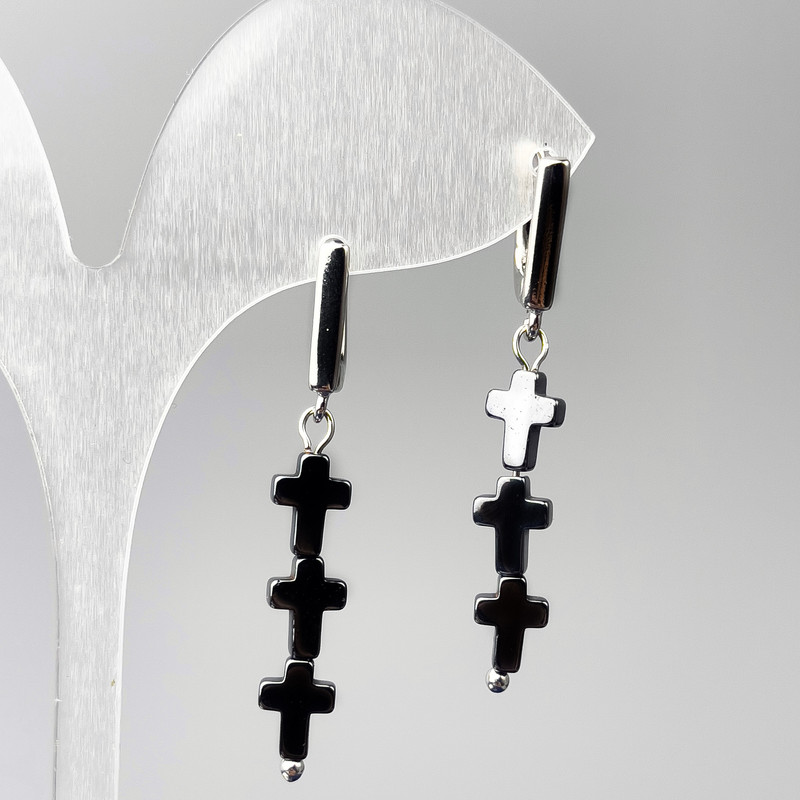 Cercei din hematit în formă de cruci, diametrul 6,5×26 mm, lungimea 45 mm