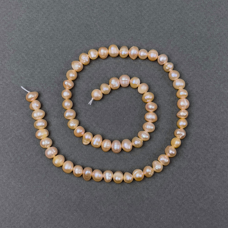 Perle de râu piersicate pe șnur, diametru 6–7 mm, lungime 34 cm