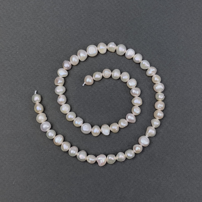Perle de râu cu nuanță «benzină» pe șnur, diametrul 6,5×4,5 mm, lungimea 36 cm