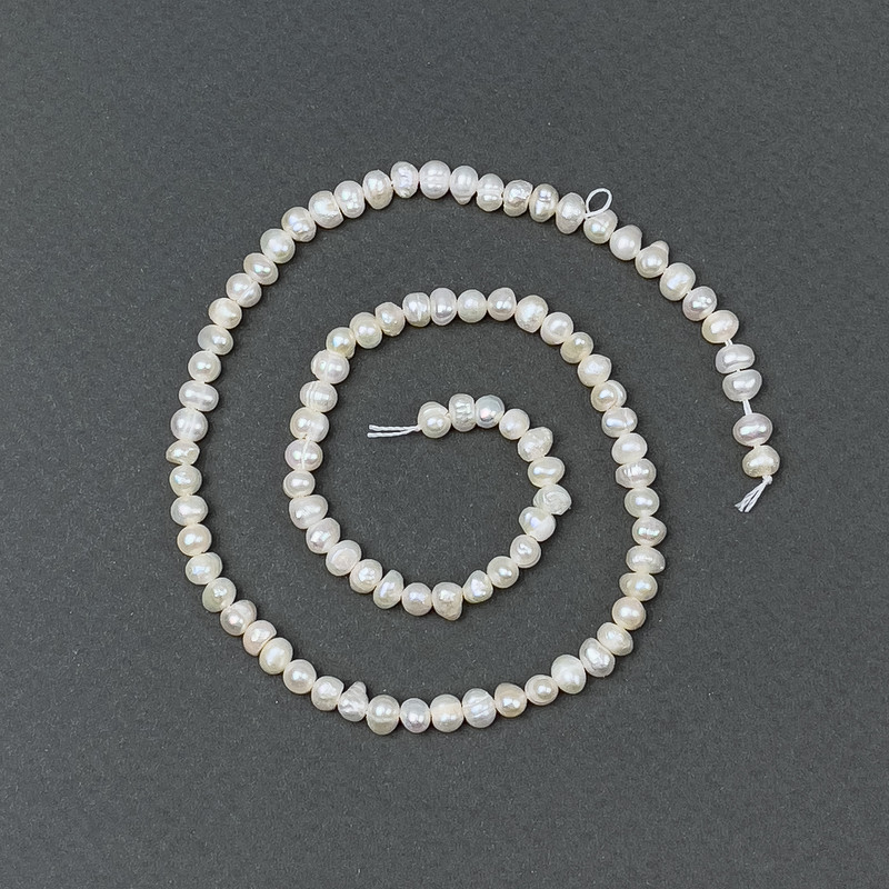 Perle de râu cu nuanță de benzină, pe șnur, diametrul 5×4 mm +/-