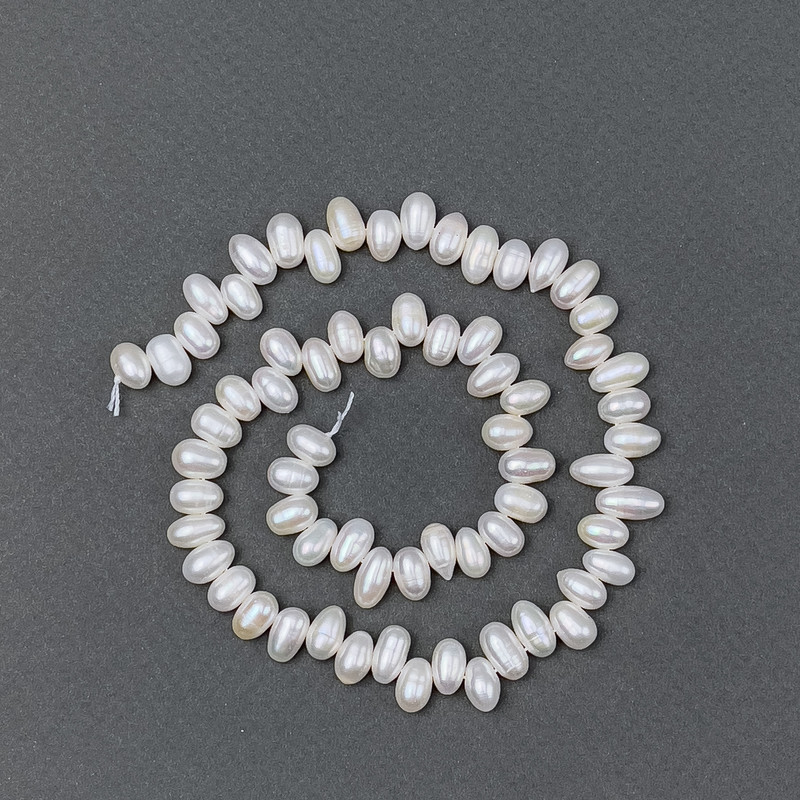 Perle de râu albe, ovale, pe șnur, diametrul de aproximativ 9,5×6 mm, lungimea 36 cm.