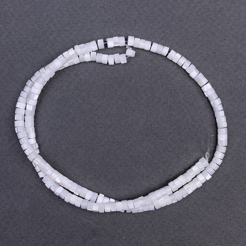 Mărgele din sidef alb nuanțat, în formă de disc elegant, diametrul 4x2 mm, lungime aproximativă de 40 cm, pe fir
