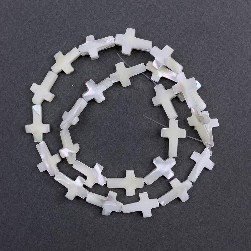 Mărgele sidef în formă de cruce, dimensiuni aproximativ 10×15×3,5 mm, lungime 40 cm, pe fir