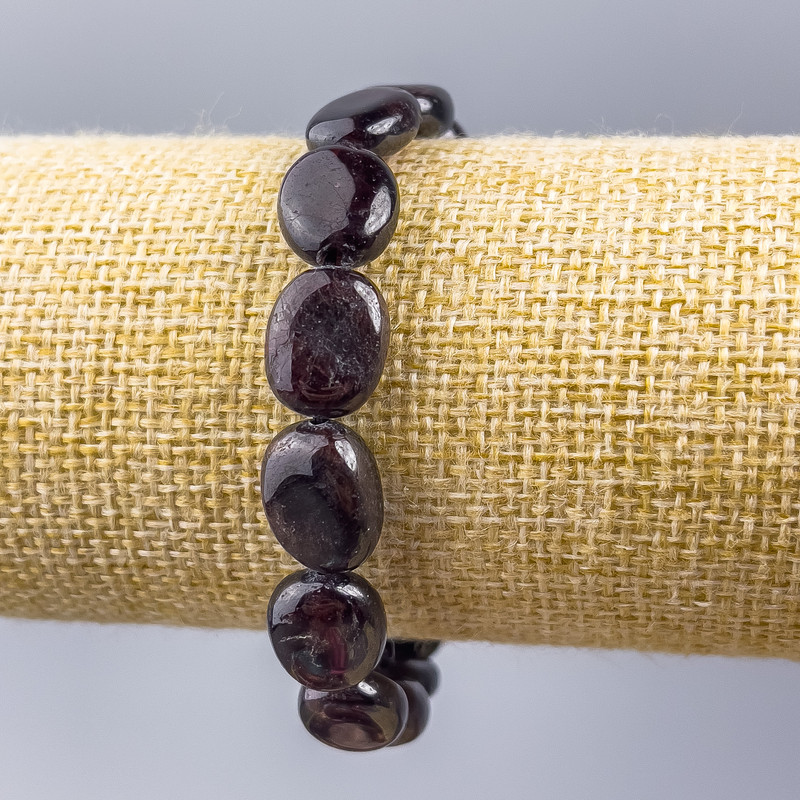 Brățară din granat natural, fațetată, dimensiuni 12×13×7 mm, lungime 18 cm (pe elastic)