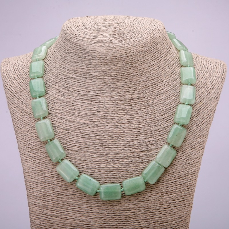 Colier din nefrit natural, formă dreptunghiulară, dimensiuni 13x18 mm, lungime 48 cm