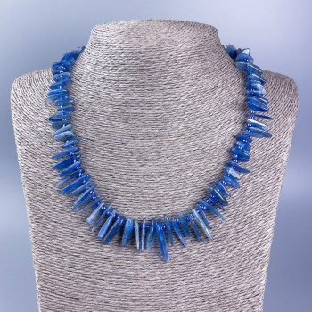 Colier din piatră naturală — ciob de kianit în formă de ac, diametrul 28x2–10x2 mm, cu mărgele, diametrul 3 mm, lungime 50 cm +